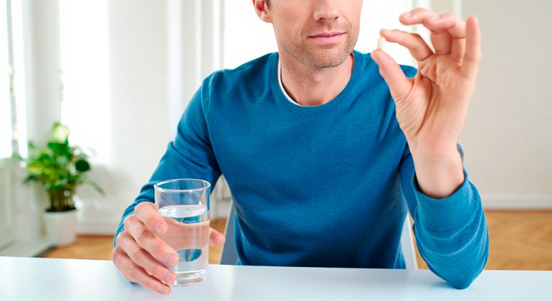 Мужчина принимает лекарства